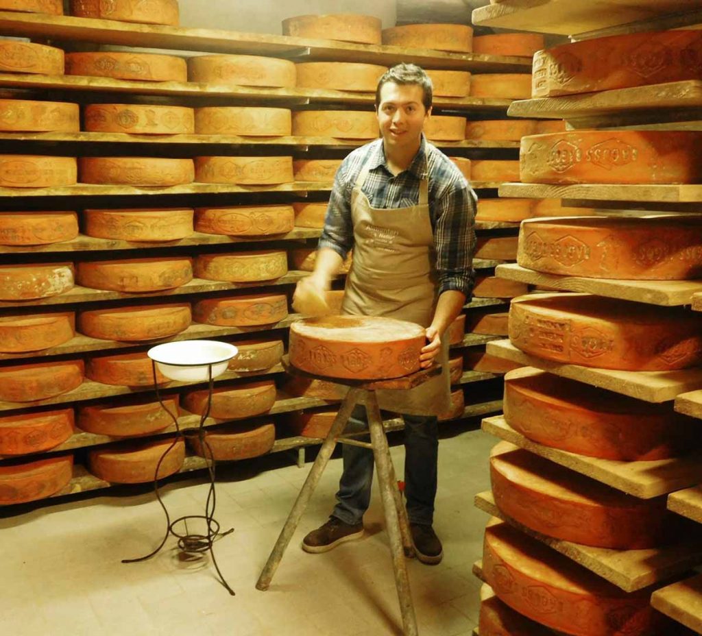 Andrea dans sa cave où le fromage Bagoss est affiné