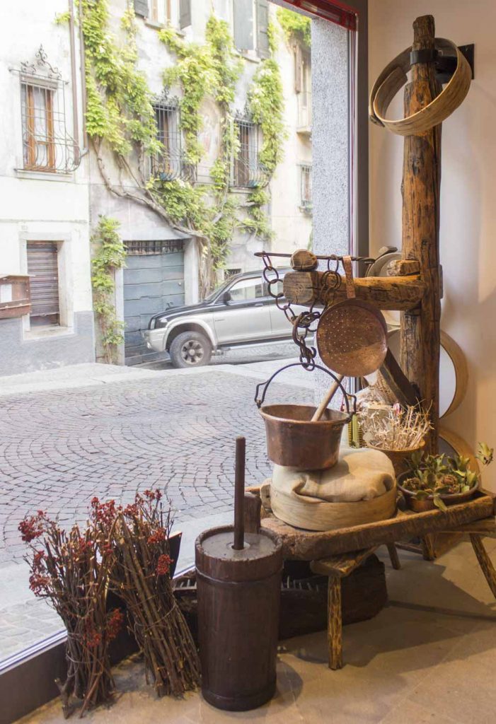 Outils anciens pour la production de produits typiques. En partant de la gauche, outil pour le beurre de malga, la polenta à la farine de Storo et le fromage Bagoss. 