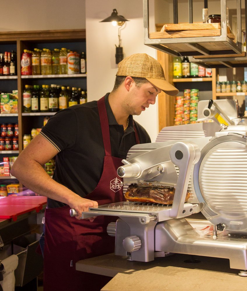 Andrea Pelizzari, propriétaire du magasin Alimentari da Nello à Bagolino