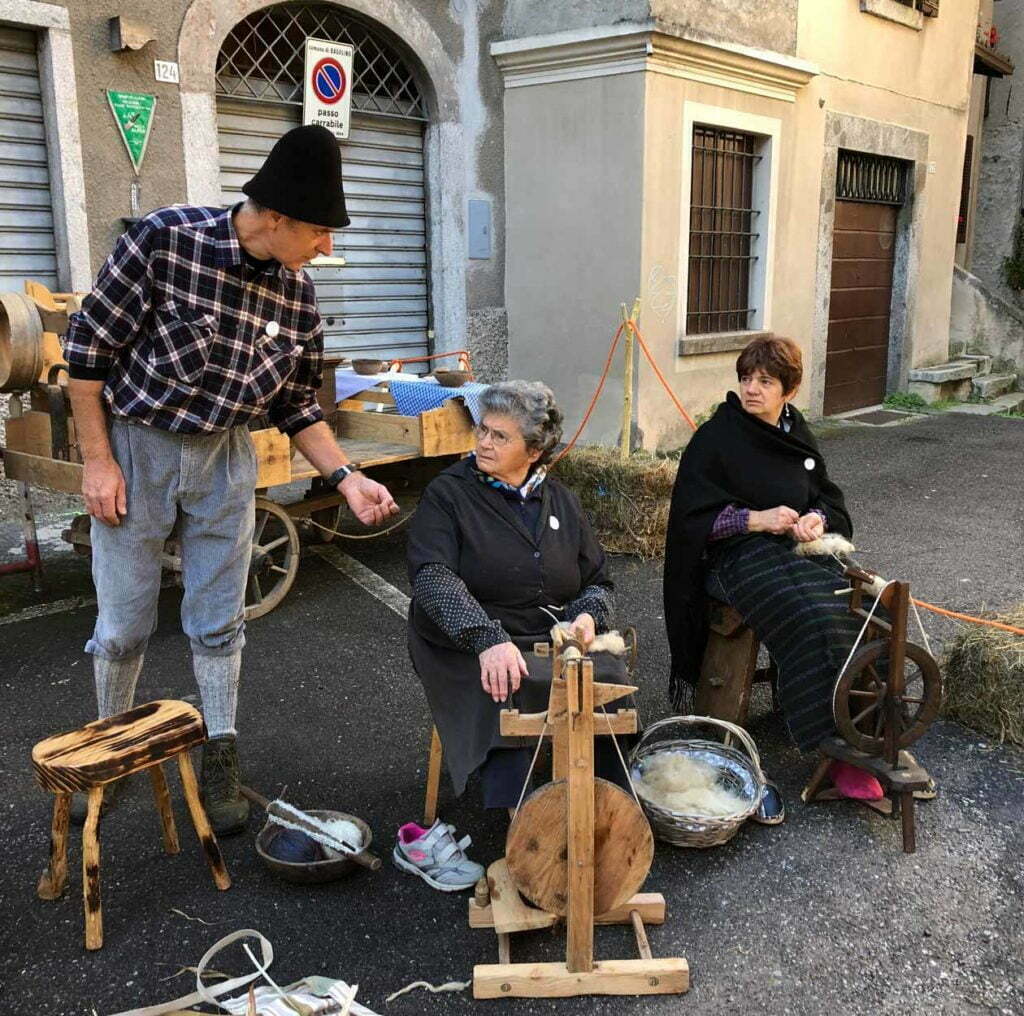 Dames de Bagolino pendant le filage manuel avec des outils anciens