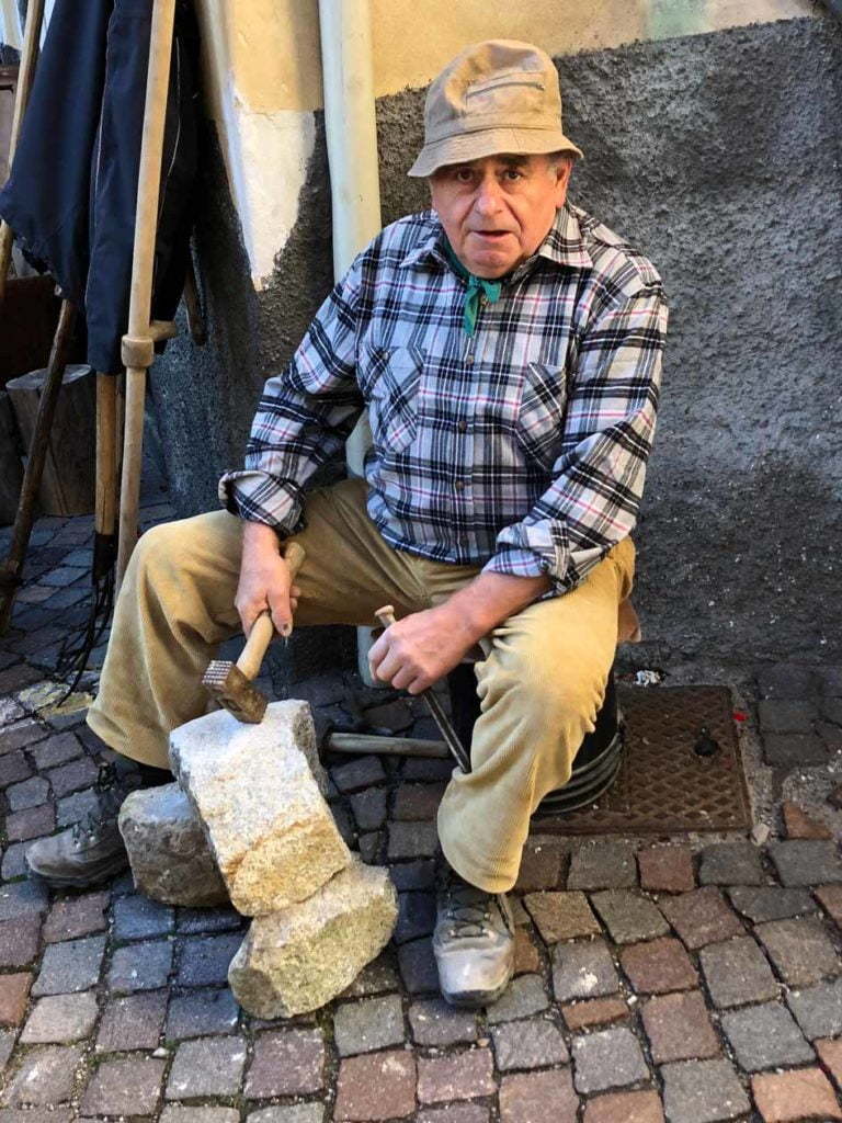 Travail traditionnel lors de l'événement à Bagolino