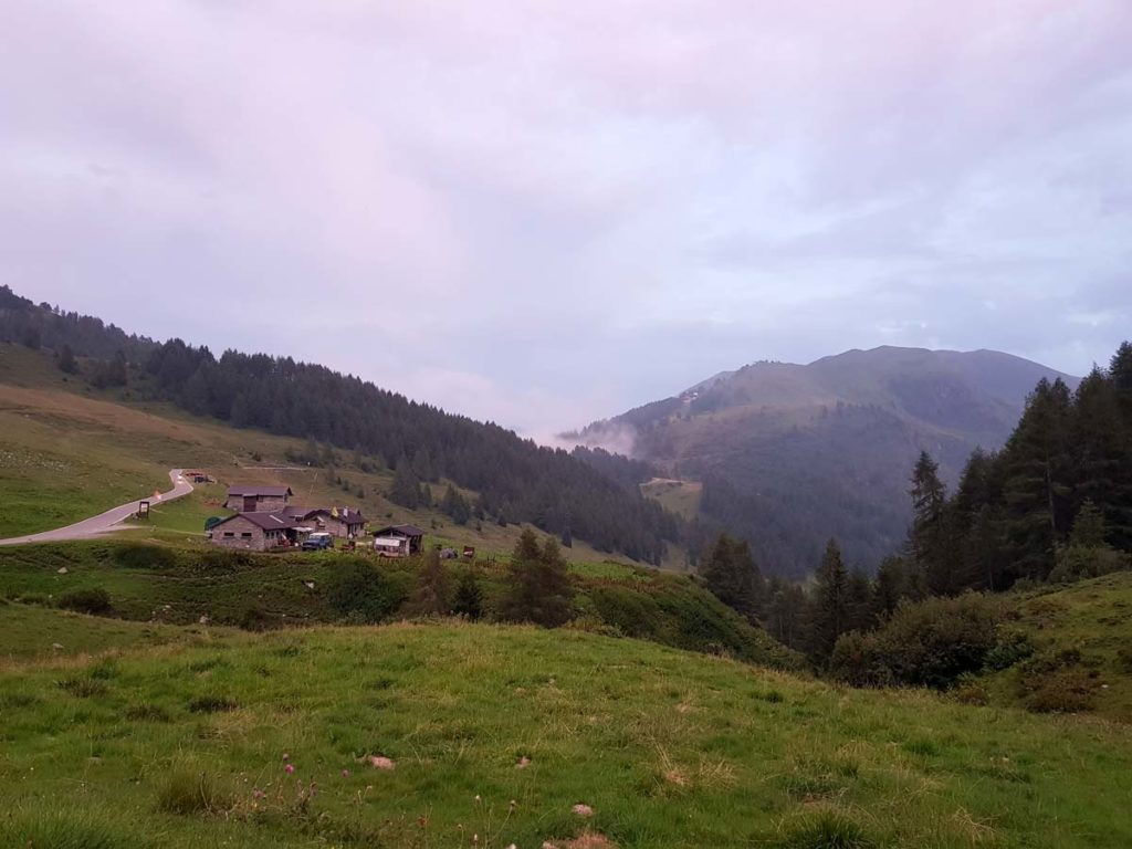Pâturages et maisons sur le col de Maniva en direction de Bagolino