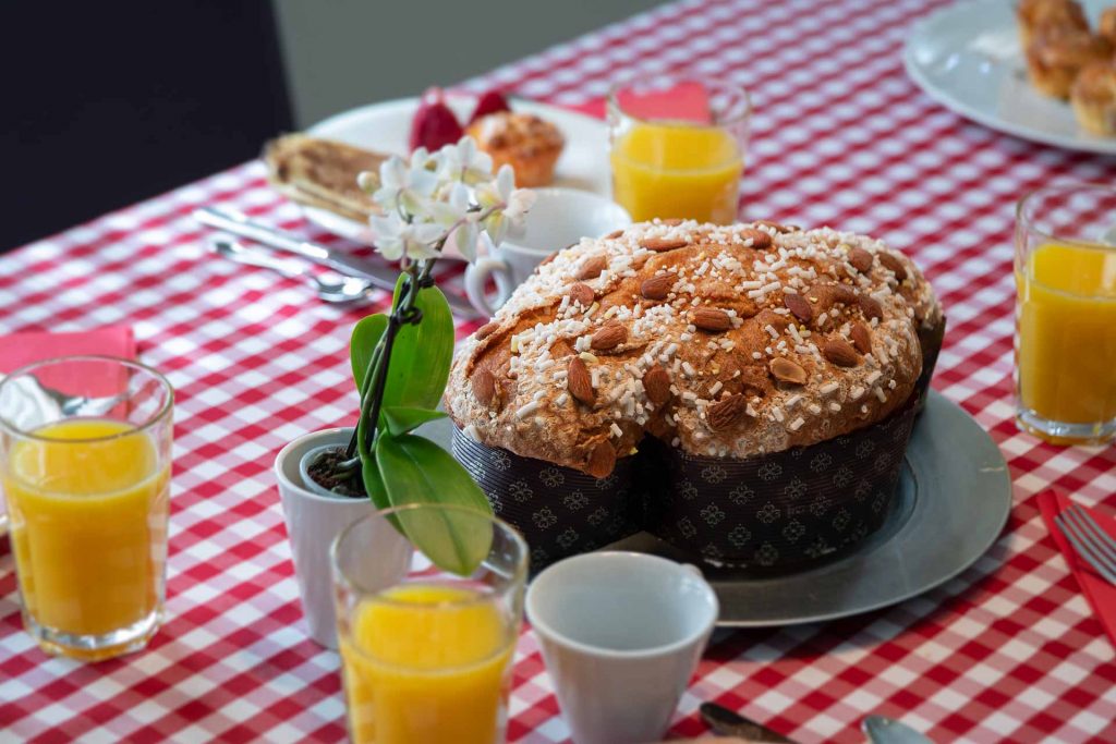Kunsthandwerkliche Ostertaube mit Sauerteig auf dem Tisch