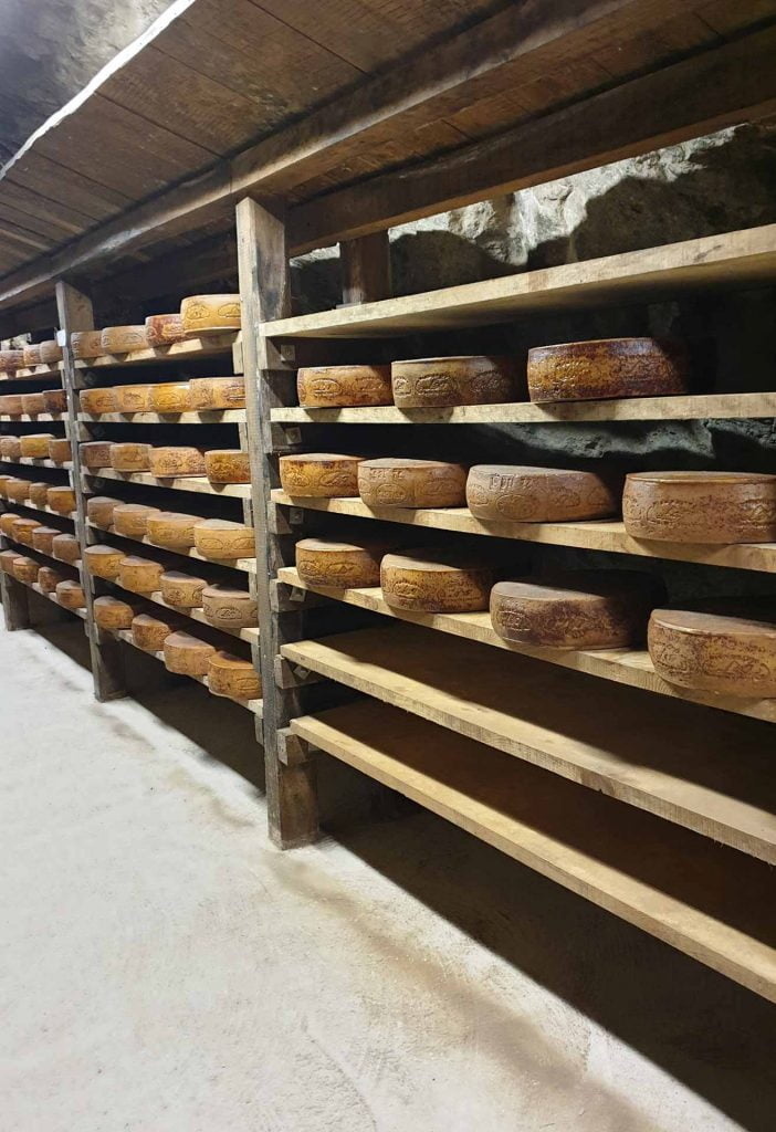 des morceaux de fromage valtrompia dop sur des étagères dans la mine de Graticelle