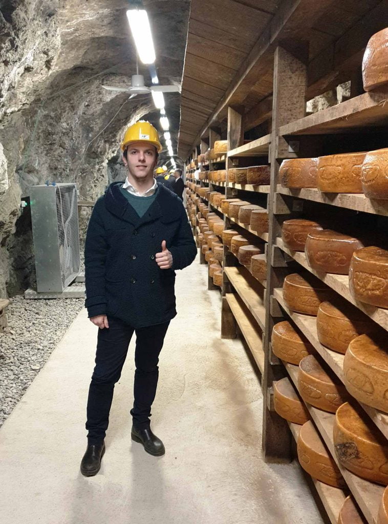 Formes de nostrano valtrompia dop dans la mine avec le fondateur de bbuono