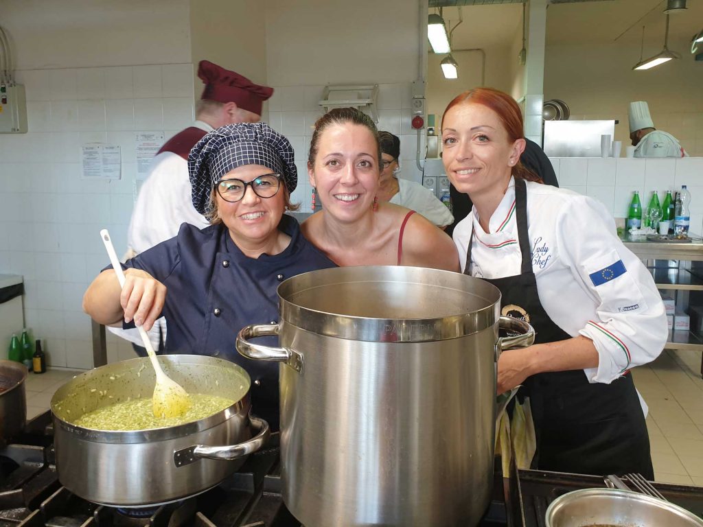 Femmes chefs de Brescia en cuisine lors de l'atelier gastronomique de Brescia