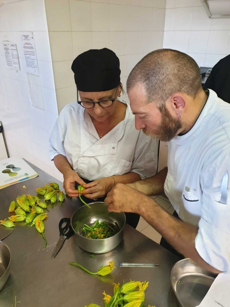 Préparer les fleurs de citrouille à la main