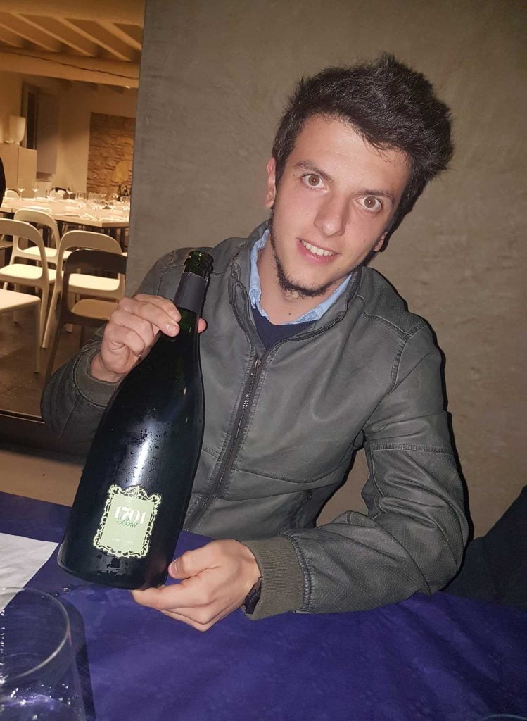 Bouteille de vin biodynamique dans la cave de Franciacorta 1701
