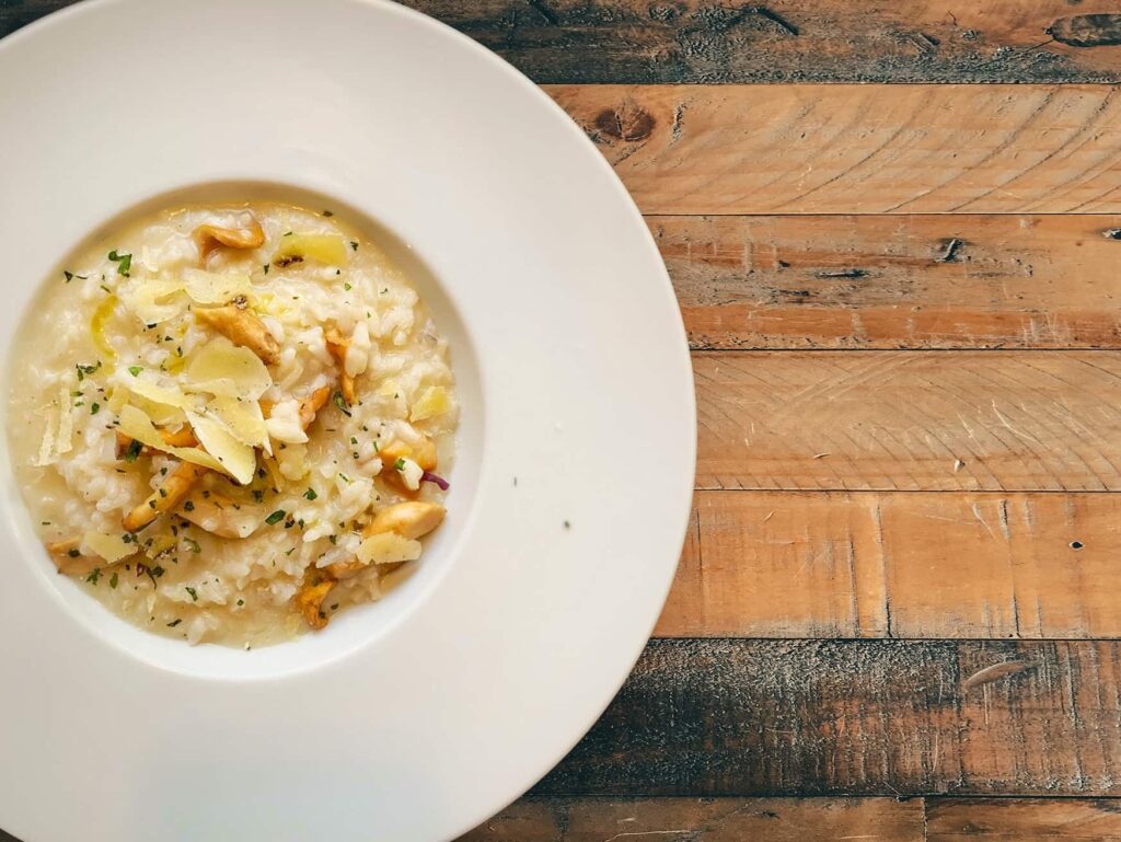 Risotto mit Pilzen und Nostrano-Silter-Käse aus dem Valcamonica