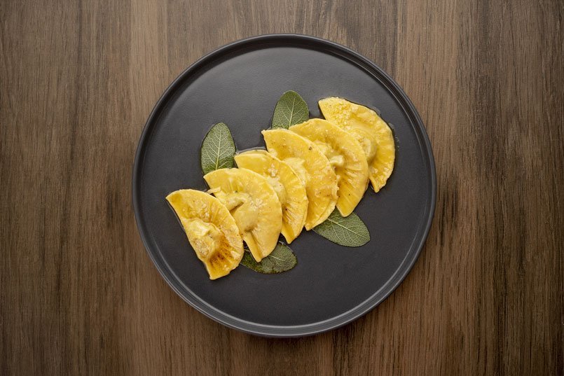 Casoncelli-alla-bresciana-avec-fromage-Nostrano-Valtrompia-DOP-beurre-et-sage