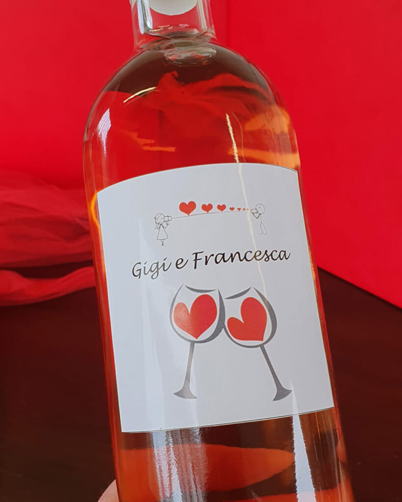 Wein mit personalisiertem Etikett mit Namen als Geschenk zum Valentinstag