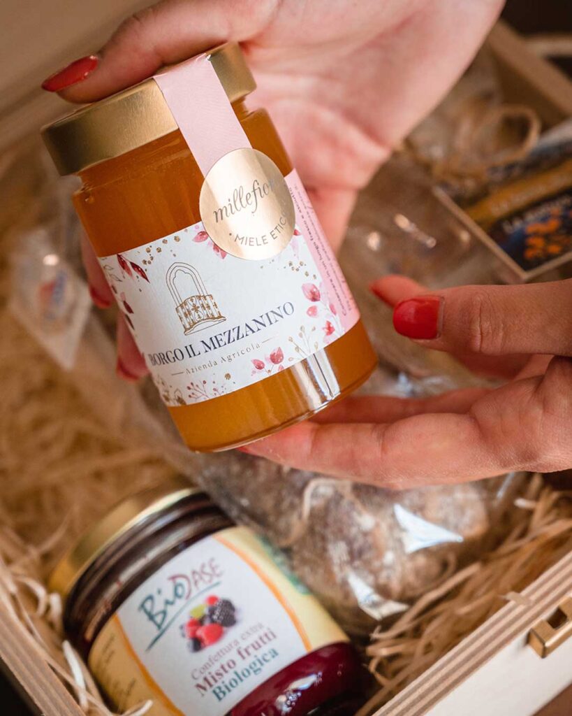 Boîte de Noël avec des produits typiques pour les cadeaux de Noël des entreprises