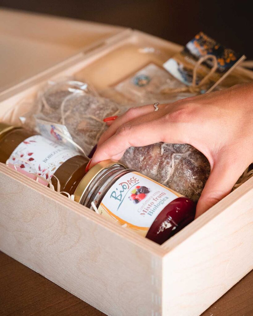Paquets gastronomiques dans des caisses en bois pour les cadeaux de Noël des entreprises