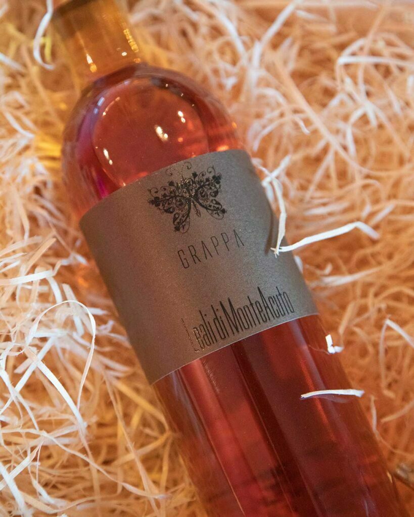 Paquets gastronomiques avec une bouteille de schnaps artisanal pour les cadeaux de Noël des entreprises