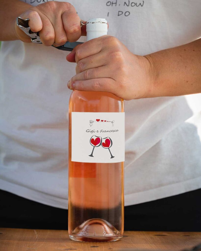 Weinflasche mit personalisiertem Etikett mit Namen als Geschenk zum Valentinstag