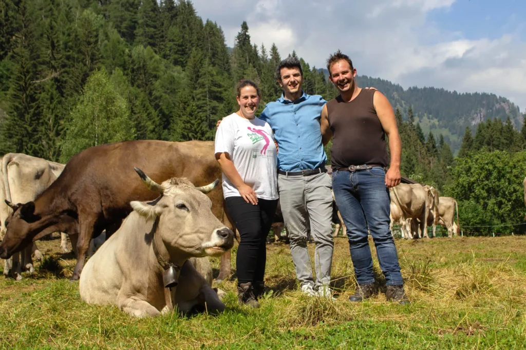 Mattia-mit-Eigentümern-malga-Dosso-Alto-Präsentation-Tagebuch-Adoptionen