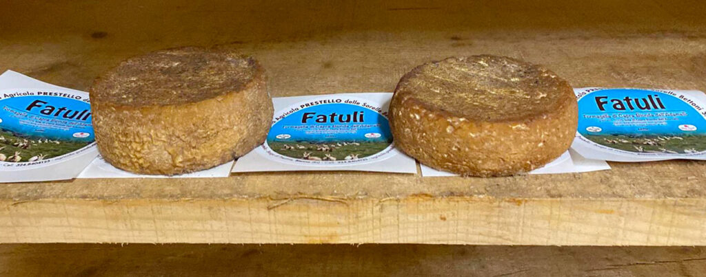 Fromage Fatulì de chèvre fumé, affiné sur des planches en bois naturel